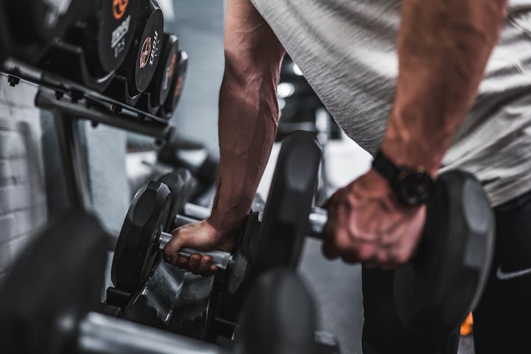 Péptidos para masa muscular: entrenamiento de fuerza con mancuerna