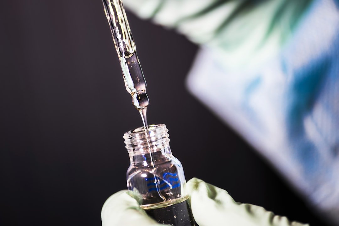 Agua bacteriostática qué es: vial de agua estéril para reconstitución