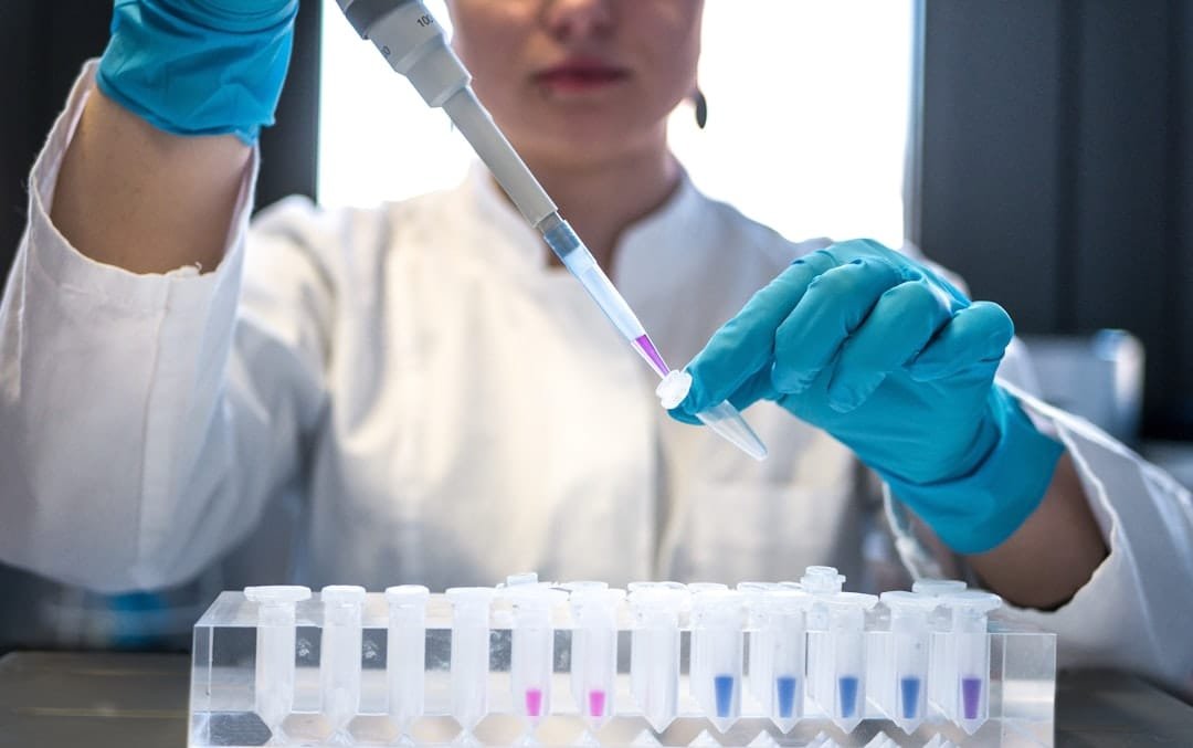 Qué son los péptidos: trabajo de laboratorio con pipeta y tubos de ensayo