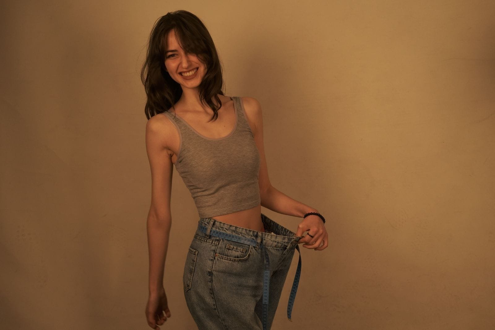 Péptidos para bajar de peso: resultado de pérdida de grasa con jeans holgados